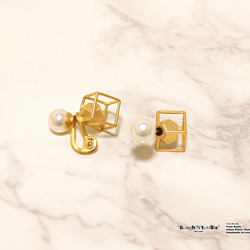 Cube catch pierce gold×pearl（片耳販売） 1枚目の画像