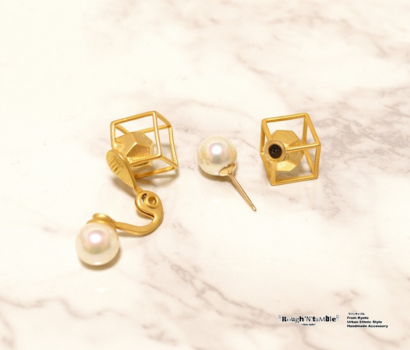 Cube catch pierce gold×pearl（片耳販売） 2枚目の画像