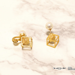 Cube catch pierce gold×pearl（片耳販売） 3枚目の画像