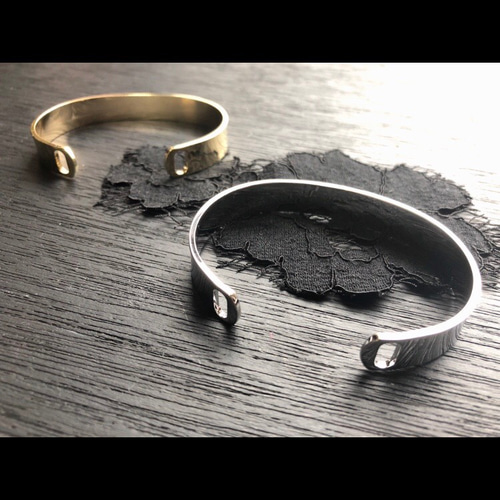 穴空きシンプルバングル（ゴールド） バングル・リストバンド KE-KO