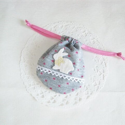かわいいうさぎのミニ巾着袋（グレー地ピンクのハート柄） 2枚目の画像