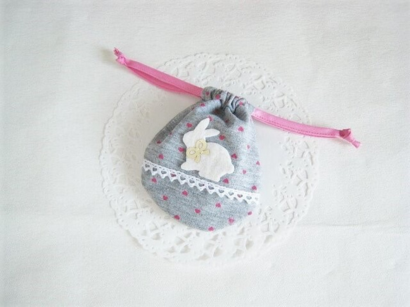 かわいいうさぎのミニ巾着袋（グレー地ピンクのハート柄） 2枚目の画像