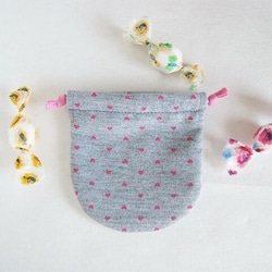 かわいいうさぎのミニ巾着袋（グレー地ピンクのハート柄） 3枚目の画像