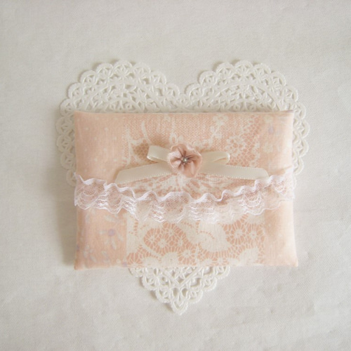 リボンとレースのポケットティッシュケース（ピンクパッチワーク柄