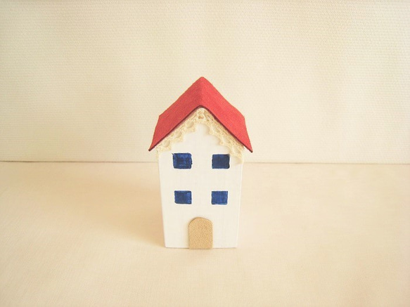 可愛い赤い屋根の小さいお家の置物 1枚目の画像
