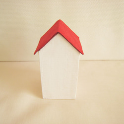 可愛い赤い屋根の小さいお家の置物 2枚目の画像