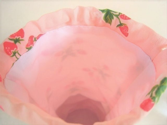 かわいいいちご柄ペットボトルカバー（ピンク） 3枚目の画像