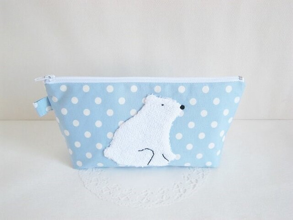 お座りポーズのかわいい白くまペンケース（水色・水玉） ポーチ うさぎ