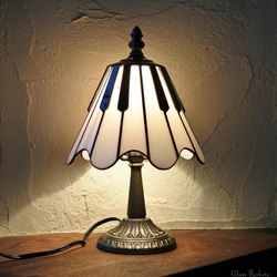 ピアノ モノトーン ステンドグラス ランプ 照明 卓上 スタンド 2枚目の画像