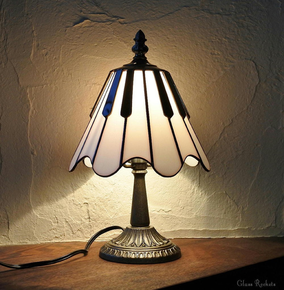 ピアノ モノトーン ステンドグラス ランプ 照明 卓上 スタンド 2枚目の画像