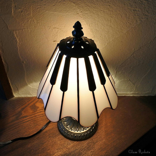 ピアノ モノトーン ステンドグラス ランプ 照明 卓上 スタンド