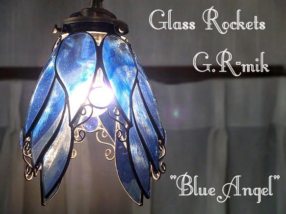 天使の青いらんぷ ステンドグラス 照明 ランプ ペンダント 1枚目の画像