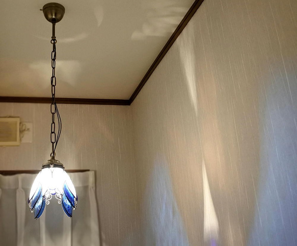 一点物「天使のらんぷ 青と白」 ステンドグラス 照明 ランプ ペンダント 7枚目の画像