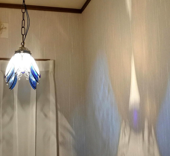 一点物「天使のらんぷ 青と白」 ステンドグラス 照明 ランプ ペンダント 2枚目の画像