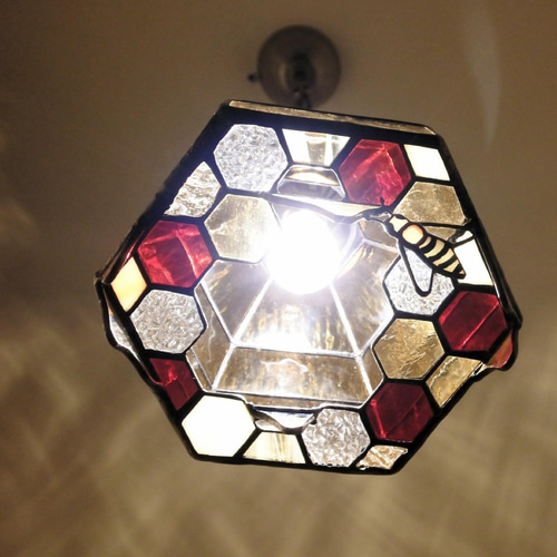 二匹の猫とミツバチと三種の花 ヴィンテージ ステンドグラス キジトラ 蜜蜂 蜂のステンドグラスのサンキャッチャー ミツバチ マルハナバチのサン