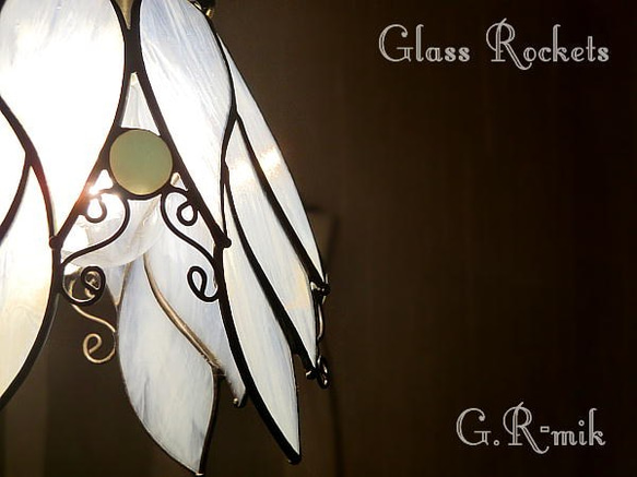 天使の白いらんぷ ステンドグラス 照明 ランプ ペンダント 3枚目の画像