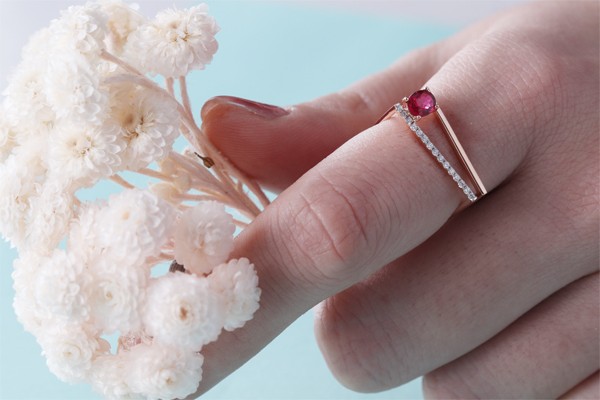 18Kゴールドは赤いリングになります