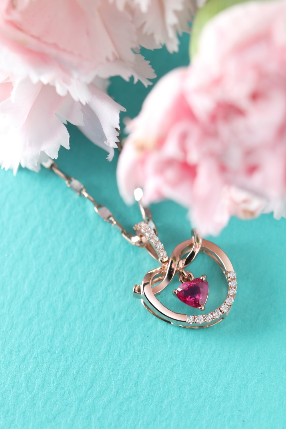 18Kローズゴールド - 柔らかいテンダーレッドローズペンダント