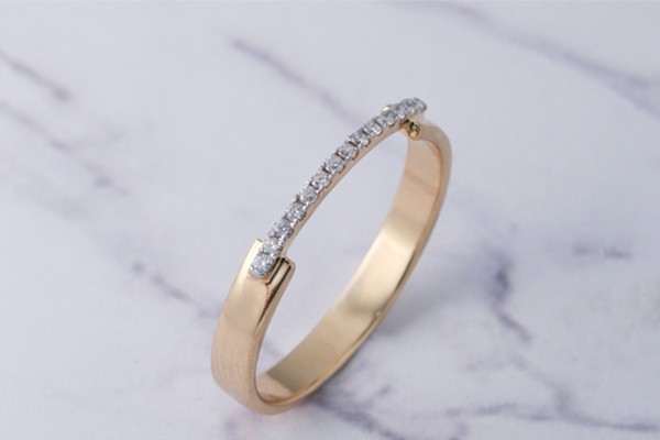 18Kゴールドシングルラインシックなリング