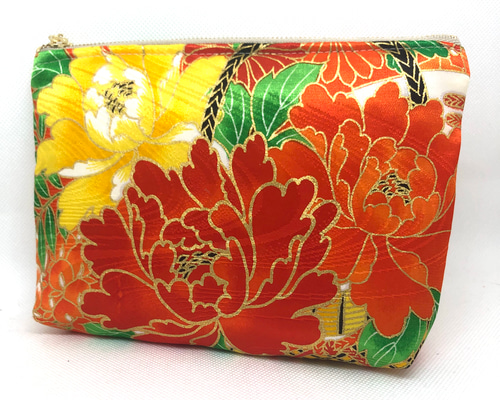 着物リメイクポーチ 着物リメイク「ポーチ」 柔らか芯を貼ってあり、底がぷっくりしてます