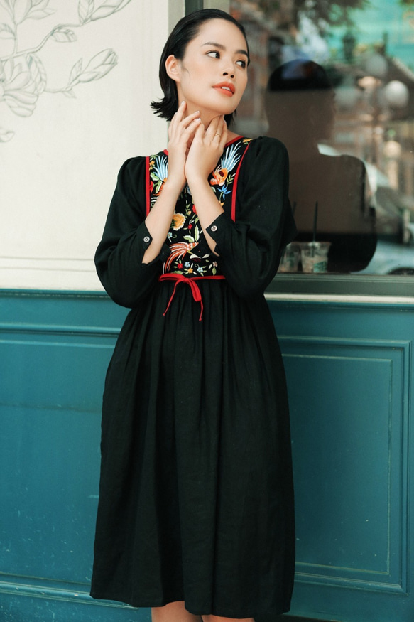 Black linen dress front embroidery、黒。ワンピース。手刺繍