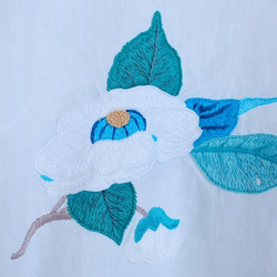 White Blue Tsubaki linendress. 白い。青いツバキ。手刺繍。リネンワンピース 2枚目の画像