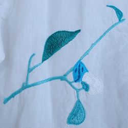 White Blue Tsubaki linendress. 白い。青いツバキ。手刺繍。リネンワンピース 5枚目の画像