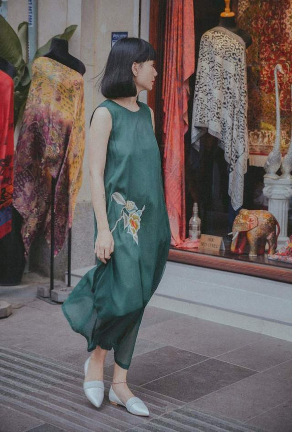 ツバキ手刺繍緑シルクワンピース。Tsubaki hand embroidery silk dress 