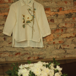 手刺白い椿の花リネンブラウス.hand embroidery flower Linen Blouse. 4枚目の画像