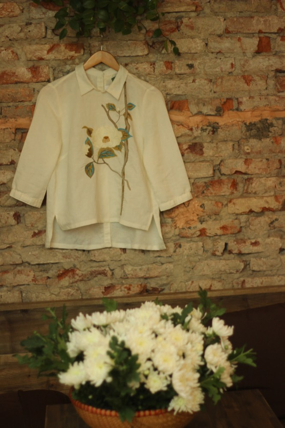 手刺白い椿の花リネンブラウス.hand embroidery flower Linen Blouse. 4枚目の画像