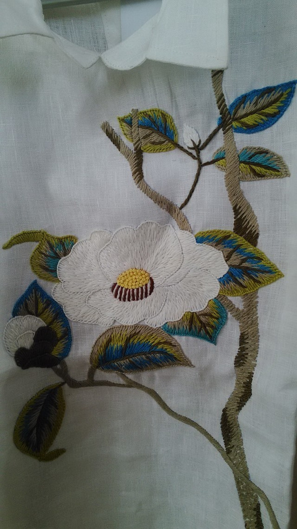 手刺白い椿の花リネンブラウス.hand embroidery flower Linen Blouse. 5枚目の画像