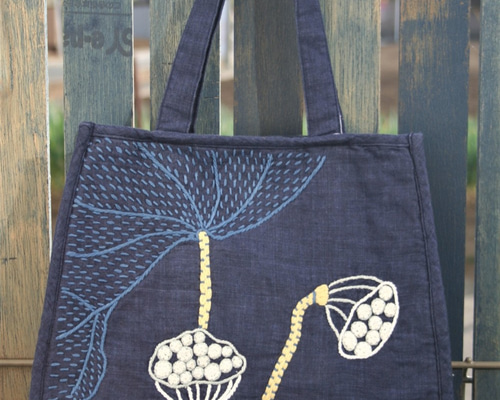 パッチワーク。 お花。手刺繍。ネイビーリネン。おしゃれトートバッグ