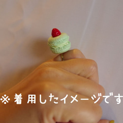 イチゴのせマカロンケーキのピンキーリング【ロリィタ、ゆめかわいいコーデに】 3枚目の画像