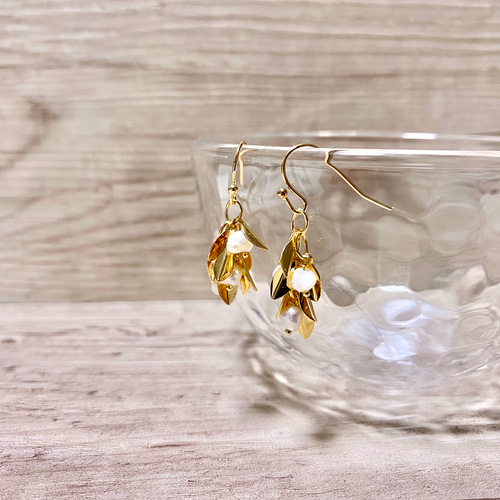 希望の花束 枝に白い実 ゴールドリーフと小さな白い花パーツ粒  