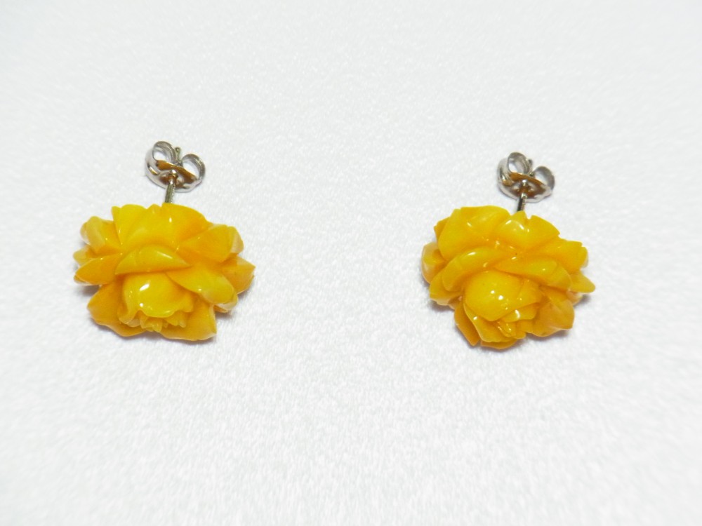 琥珀ピアス、バラの上品な存在感が、洗練された大人スタイル：YMFA019076