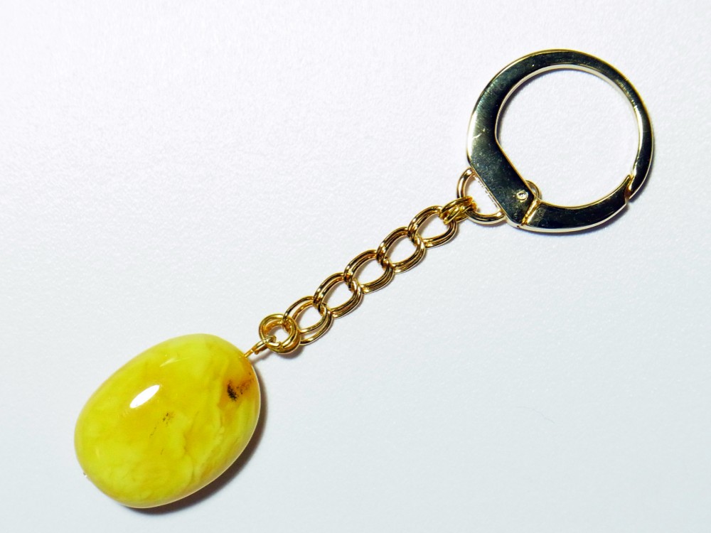 天然琥珀ロイヤルアンバーの優しい温かみをキーホルダーに：KMDB060130