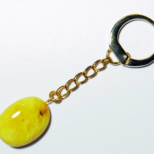 天然琥珀ロイヤルアンバーの優しい温かみをキーホルダーに：KMDB060130