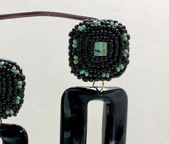 ビーズ刺繍とアクリルチャームイヤリング＊BLACK STYLE＊ 4枚目の画像