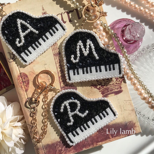 レッスンバッグ♡鍵盤ハーモニカ♡リバティ柄♡名入れ・イニシャル刺繍可♡ ピアノのビーズ刺繍イニシャルバッグチャーム【受注製作