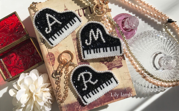 ピアノのビーズ刺繍イニシャルバッグチャーム【受注製作