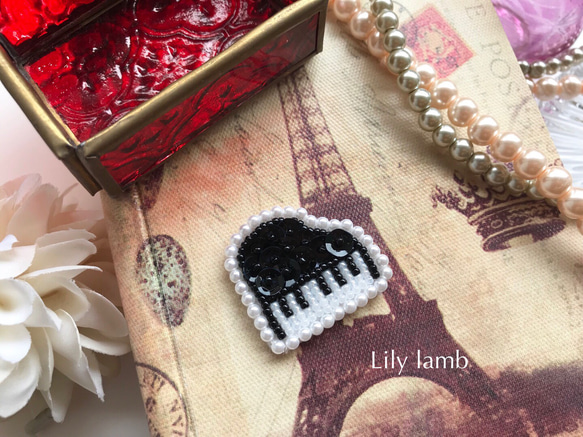ビーズ刺繍のピアノ(ブローチorヘアゴム)【受注製作】 ブローチ