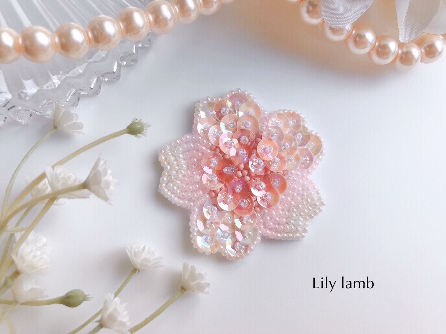 M.K.R.K⭐︎ 桜 ビーズ 刺繍 ブローチ ハンドメイドアクセサリー 花蝶+桜 ビーズ刺繍ブローチ | iichi 日々の暮らしを心地よく