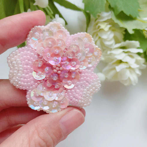 ミニ♡さくらのビーズ刺繍ブローチ【受注製作】 ブローチ Lily