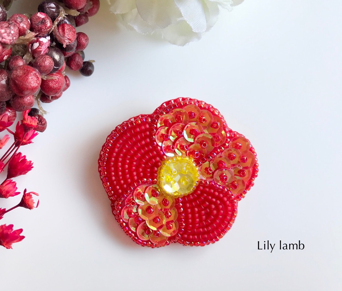 ミニ♡椿のビーズ刺繍ブローチ【受注製作】 ブローチ Lily lamb 通販