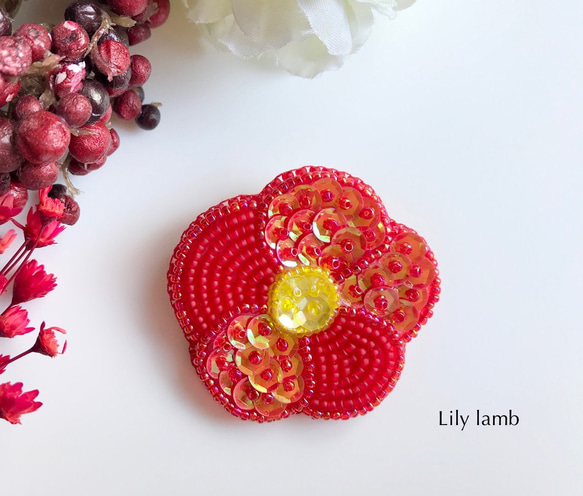 ミニ♡椿のビーズ刺繍ブローチ【受注製作】 ブローチ Lily lamb 通販