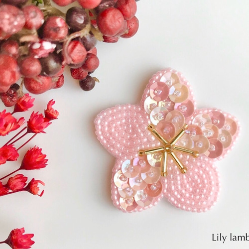 桃の花のビーズ刺繍ブローチ【受注製作】 ブローチ Lily lamb
