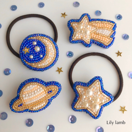夜空に浮かぶお月様のビーズ刺繍ブローチorヘアゴム【受注製作