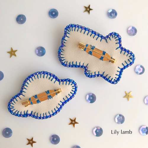 夜空に浮かぶお月様のビーズ刺繍ブローチorヘアゴム【受注製作
