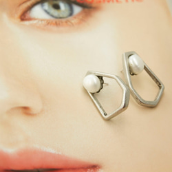 個性不銹鋼金工系列幾何線條與淡水珍珠925純銀針 第1張的照片