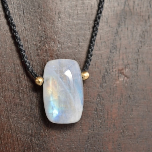 幸運の象徴 レインボームーンストーン マクラメ編みペンダント